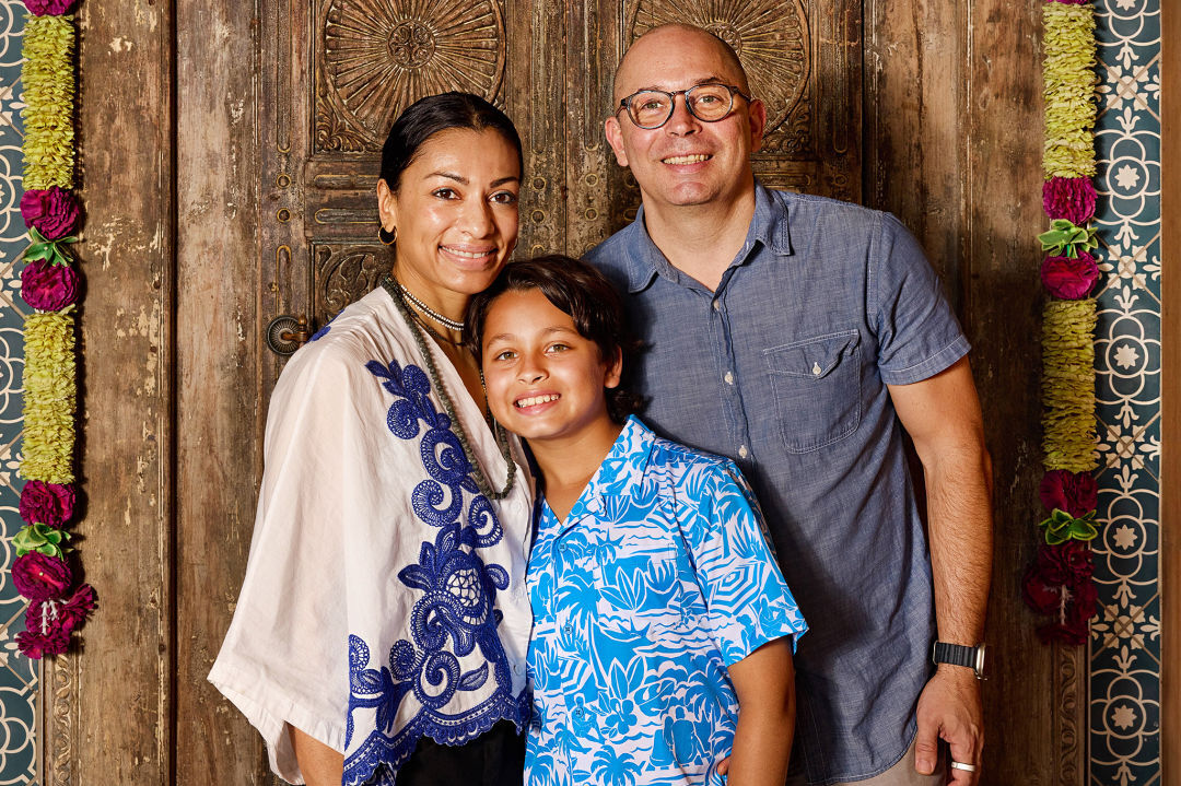 Image of family behind Oporto and Da Gama